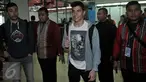 Pebalap MotoGP asal Spanyol, Marc Marquez tiba di Bandara Soekarno-Hatta, Tangerang, Jumat (12/2/2016). Marquez datang untuk acara launching tim Repsol Honda di Sirkuit Sentul pada Minggu (14/2) mendatang. (Liputan6.com/Johan Tallo)
