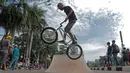 Atraksi Rider BMX memeriahkan ajang promosi olahraga rekreasi Tafisa Games 2016 di Jalan Sudirman, Jakarta, (25/9/2016). (Bola.com/Nicklas Hanoatubun)