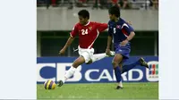 Saktiawan Sinaga dkk. hanya bisa menang 3-1 atas Laos di penyisihan Grup B Piala AFF 2007. (AFP/Theresa Barraclough)