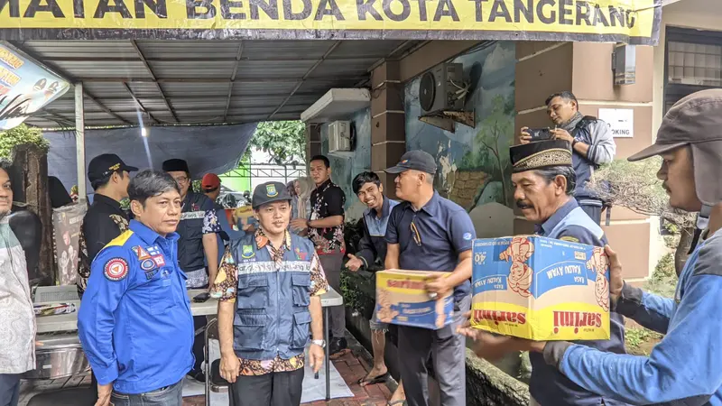 Dinas Sosial Kota Tangerang bersama Polsek, Koramil, RT, RW dan Kader setempat, memberikan bantuan untuk warga terdampak banjir di Kota Tangerang.