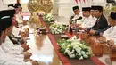 Suasana pertemuan Presiden Jokowi dengan para Qori di Istana Merdeka, Jakarta, Senin (12/6). Presiden menyambut baik usulan IPQOH dan meminta kepada Sekretariat Kabinet untuk menyiapkan keppres LPTQ dan IPQOH. (Liputan6.com/Angga Yuniar) 