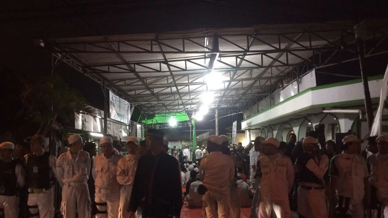 Massa alumni 212 berkumpul di Masjid Baitul Amal, Jalan Menceng, Cengkareng untuk menyambut kedatangan Rizieq Shihab. (Liputan6.com/ Moch Harun Syah)