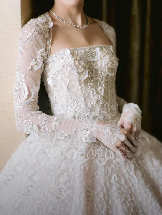 Penampilan Beby Tsabina semakin cantik memesona dengan gaya rambut yang dibiarkan tergerai, ditata sleek dengan bando yang serasi dengan gaunnya. [Foto: Instagram/bebytsabina]