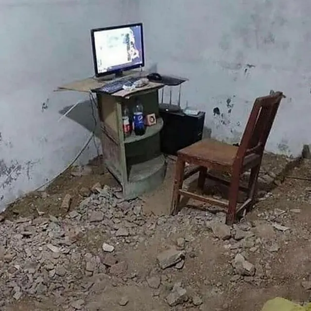 6 Potret Meja Komputer Ini Nyeleneh Banget, Bikin Was-was