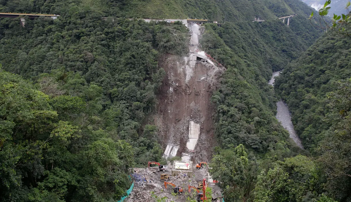 Penampakan setelah sebuah jembatan gantung dihancurkan oleh para insinyur di Chirajara, Kolombia, Rabu (11/7). Sebelumnya, sebagian jembatan runtuh dan menewaskan sembilan pekerja saat pembangunannya pada Januari lalu. (AP Photo/Fernando Vergara)