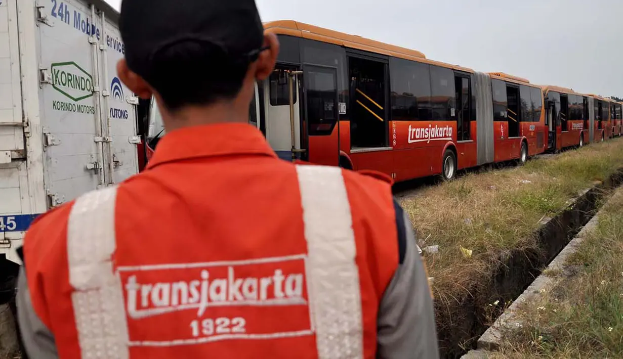 Selama investigasi, bus-bus tersebut dikandangkan sejak 29 Agustus lalu, Jakarta, (3/9/14). (Liputan6.com/Miftahul Hayat)