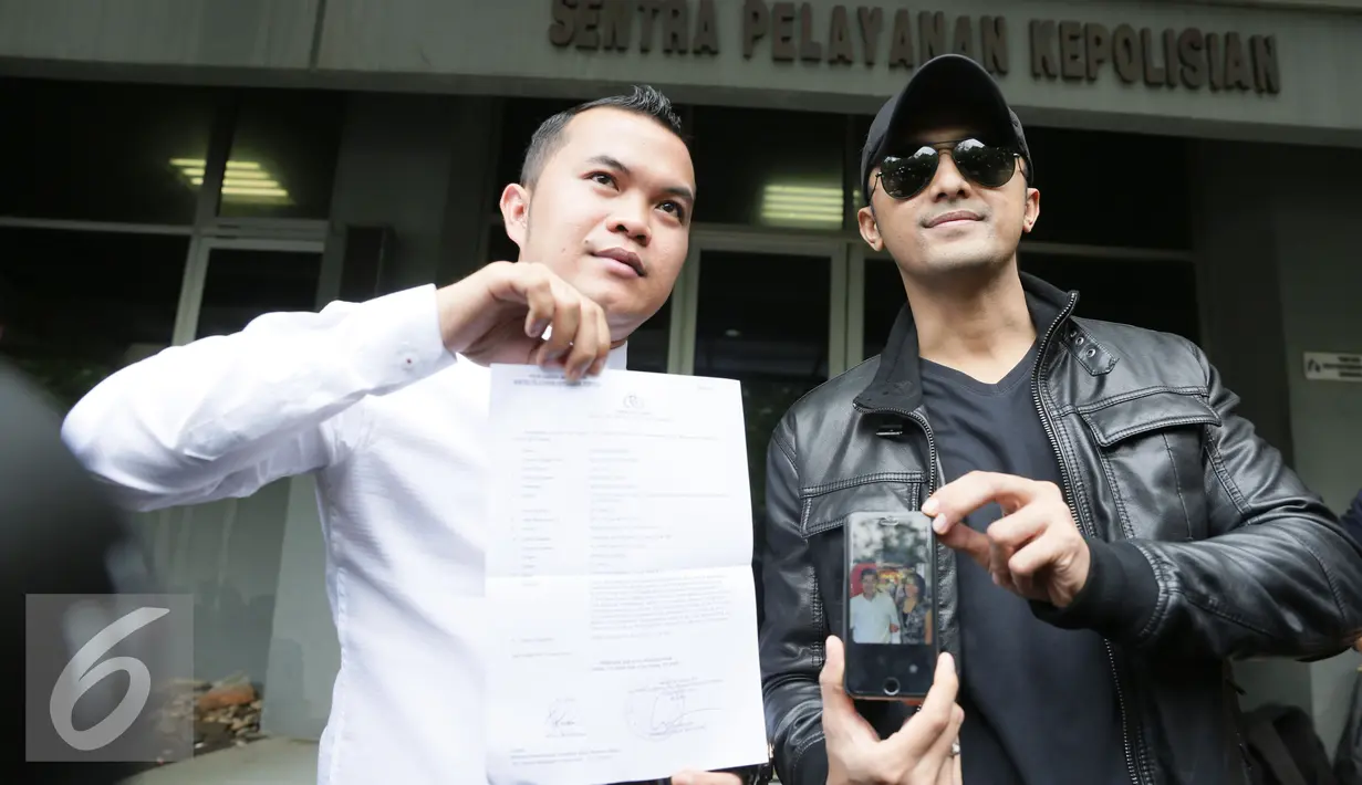 Hengky Kurniawan bersama kuasa hukumnya saat mendatangi Polda Metro Jaya, Jakarta, Senin (8/8). Sebelum menghilang, Hendric meminjam Rp250 juta kepada Hengky. Selain itu, dua unit mobil sejak tahun 2015 belum dikembalikan.  (Liputan6.com/Herman Zakharia)