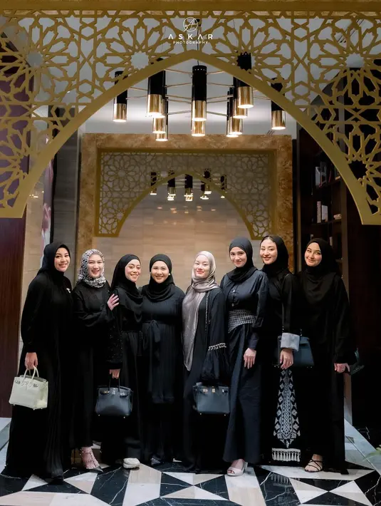Dalam foto-foto yang tersebar di media sosial, geng Mamayu kompak mengenakan outfit berwarna hitam. Aurel, Lesti, Kesha, Margin, Shania, dan Syifa bahkan kompak mengenakan outfit serba hitam, dari hijab hingga abaya yang mereka kenakan. Foto: Instagram.