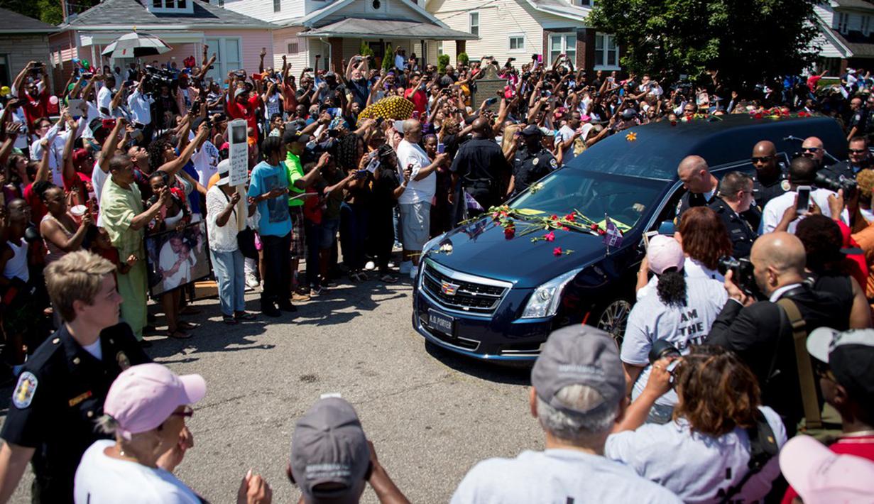 Ribuan orang memberi penghormatan terakhir kepada jenazah Muhammad Ali saat menuju pemakaman Cave Hill di Louisville, Kentucky, AS, (10/6/2016). (AFP/Jim Watson)