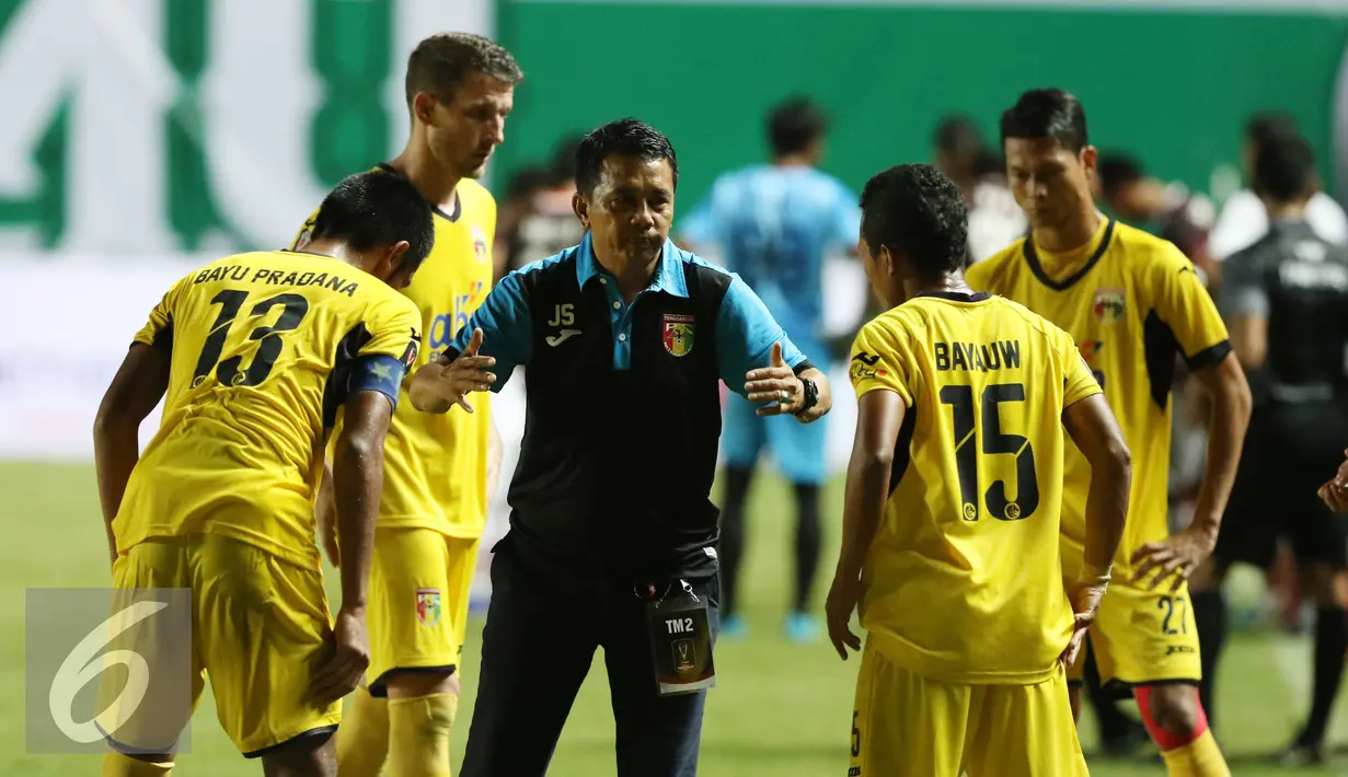 Pelatih Mitra Kukar, Jafri Sastra memberi arahan saat jeda laga melawan Persegres GU saat turnamen Piala Presiden 2017 di Stadion Maguwoharjo, Sleman, Sabtu (4/2). Laga ini dimenangkan Mitra Kukar dengan skor 1-0. (Liputan6.com/Helmi Fithriansyah)