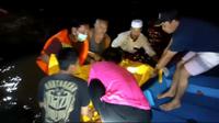 TIM SAR gabungan evakuasi mayat yang ditemukan di Selat Bali. (Istimewa)