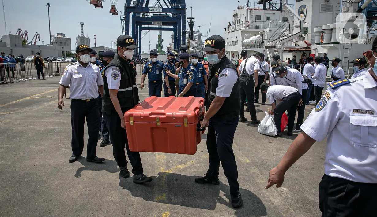 Petugas membawa CVR (Cockpit Voice Recorder Sriwijaya  SJ-182 di kawasan Dermaga JICT 2, Jakarta Utara, Rabu (31/3/2021). CVR ini ditemukan selasa malam (30/3) jam 20.00 WIB dengan alat TSHD King Arthur 8 di dasar lumpur laut. (Liputan6.com/Faizal Fanani)