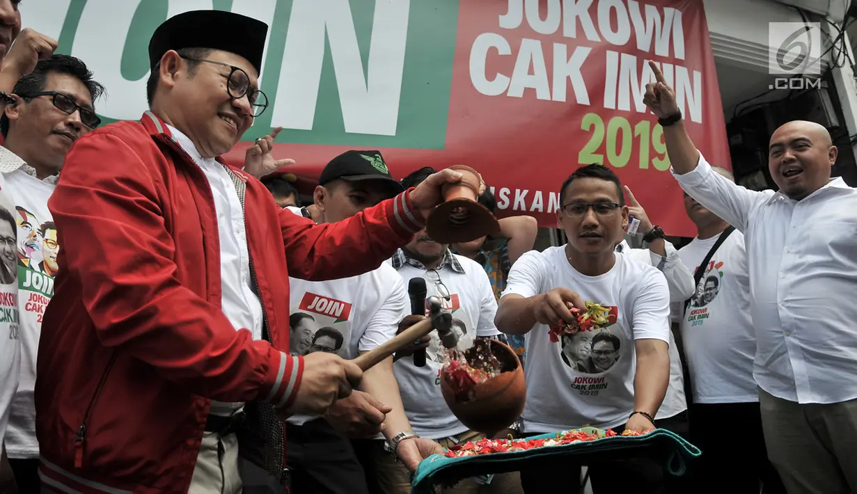 Ketua Umum Partai Kebangkitan Bangsa (PKB) Muhaimin Iskandar memecahkan kendi saat secara simbolis meresmikan Relawan JOIN di Jakarta, Selasa (10/4). JOIN sendiri merupakan akronim dari Jokowi dan Muhaimin. (Merdeka.com/Iqbal S Nugroho)