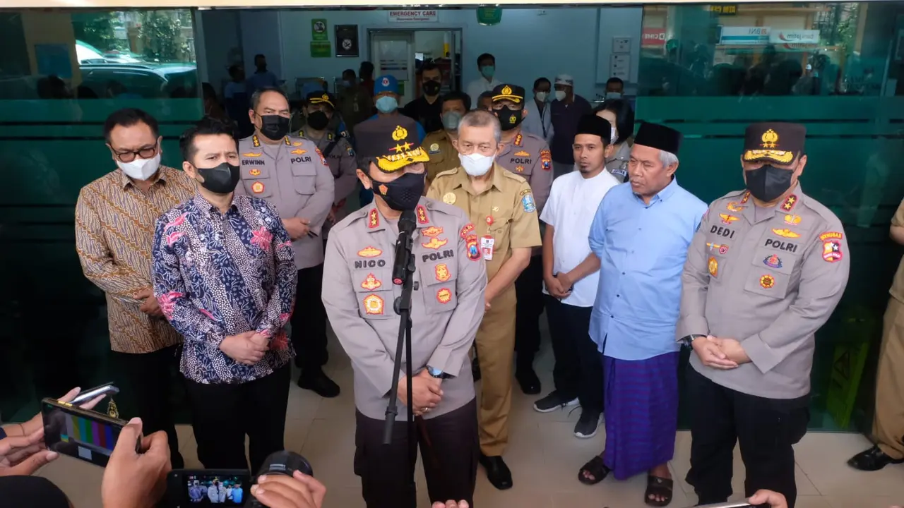 Kapolda Jatim Irjen Pol Nico Afinta saat di RS Saiful Anwar Malang. (Dian Kurniawan/Liputan6.com)