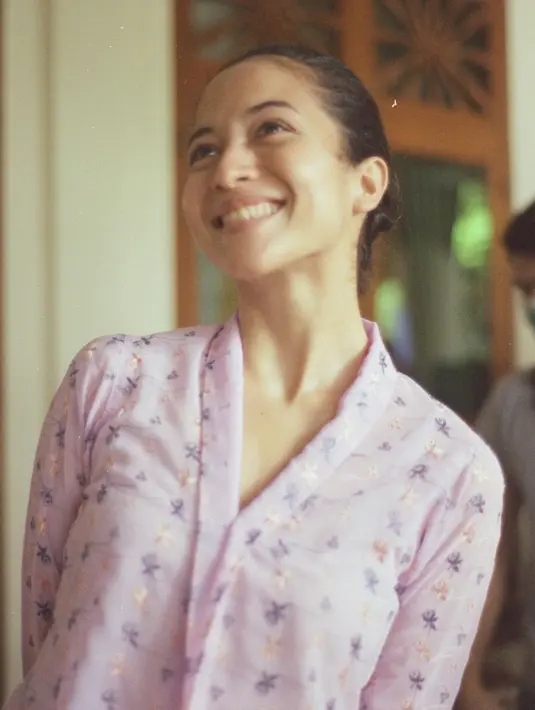 Potret menawan Putri Marino dibalut kebaya kutu baru berwarna ungu muda. Kebaya bersiluet klasik ini membalut tubuh Putri Marino dengan baik. [Foto: Instagram/putrimarino]