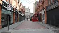 Sejumlah toko tutup setelah pemberlakuan karantina wilayah (lockdown) nasional di tengah penyebaran kembali COVID-19 di Dublin, Irlandia (22/10/2020). Mulai Kamis (22/10), Irlandia memberlakukan lagi lockdown nasional akibat penyebaran kembali COVID-19 di negara tersebut. (Xinhua)