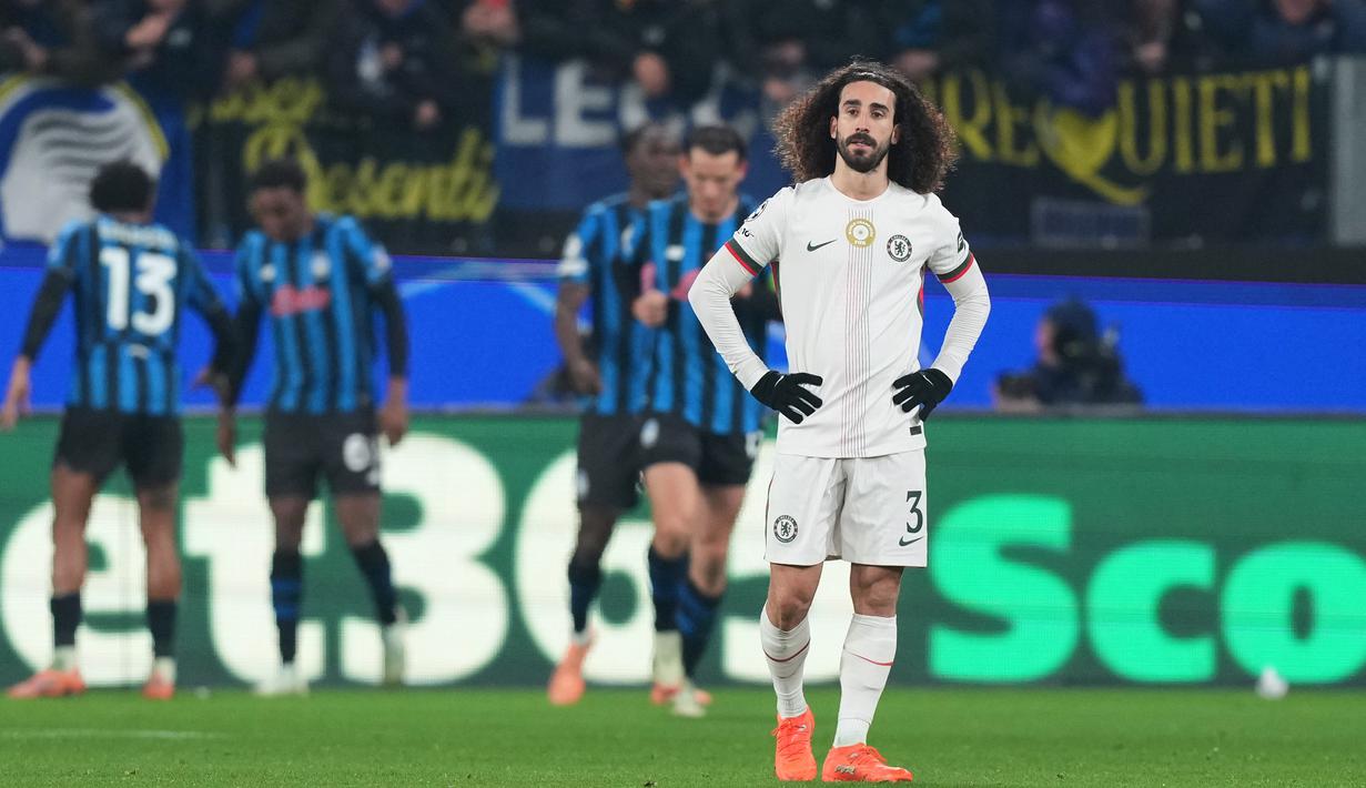 Pemain Chelsea, Marc Cucurella, tampak kecewa setelah menelan kekalahan dari Atalanta pada matchday 6 fase grup Liga Champions 2025/2026 di New Balance Arena, Rabu (10/12/2025). (AP Photo/Antonio Calanni)