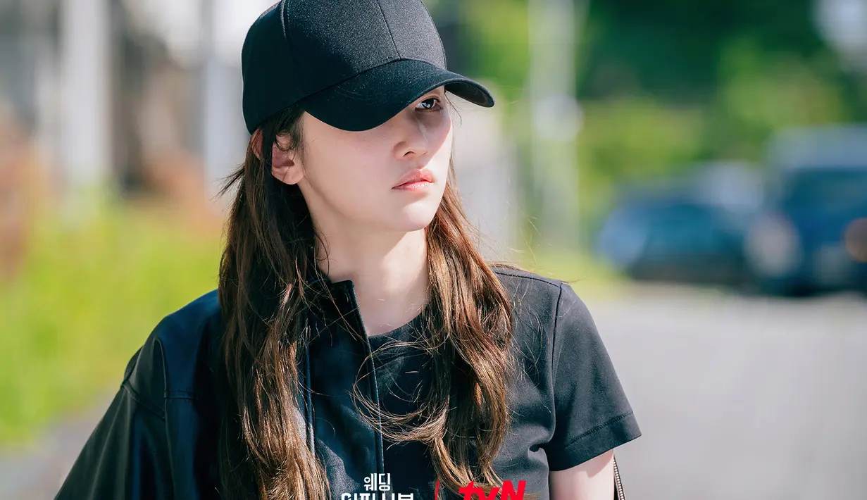 Potongan gambar yang baru dirilis menunjukkan kegigihan para reporter yang mengunjungi rumah Na Ah Jung dan mengikuti keluarganya untuk mendapatkan informasi terkecil sekalipun. (foto: tvN via Soompi)