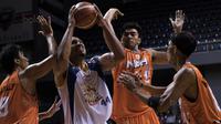 Pebasket Satria Muda, Dior Lowhorn, menghindari penjagaan pemain NSH pada laga Perbasi Cup 2017 di Britama Arena, Jakarta, Rabu (8/11/2017). Satria Muda menang 83-67 atas NSH. (Bola.com/Vitalis Yogi Trisna)