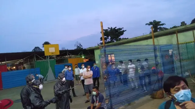 Sejumlah pekerja asal China, dikarantina di Morosi selama 14 hari, Senin (16/3/2020).(Liputan6.com/Ahmad Akbar Fua).