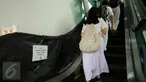 Tulisan peringatan terpasang di eskalator JPO St Carolus, Jakarta, Senin (8/8/2016). Fasilitas eskalator JPO St Carolus diresmikan Jokowi saat menjabat Gubernur DKI Jakarta, kini eskalator tersebut dalam keadaan rusak. (Liputan6.com/Helmi Fithriansyah)