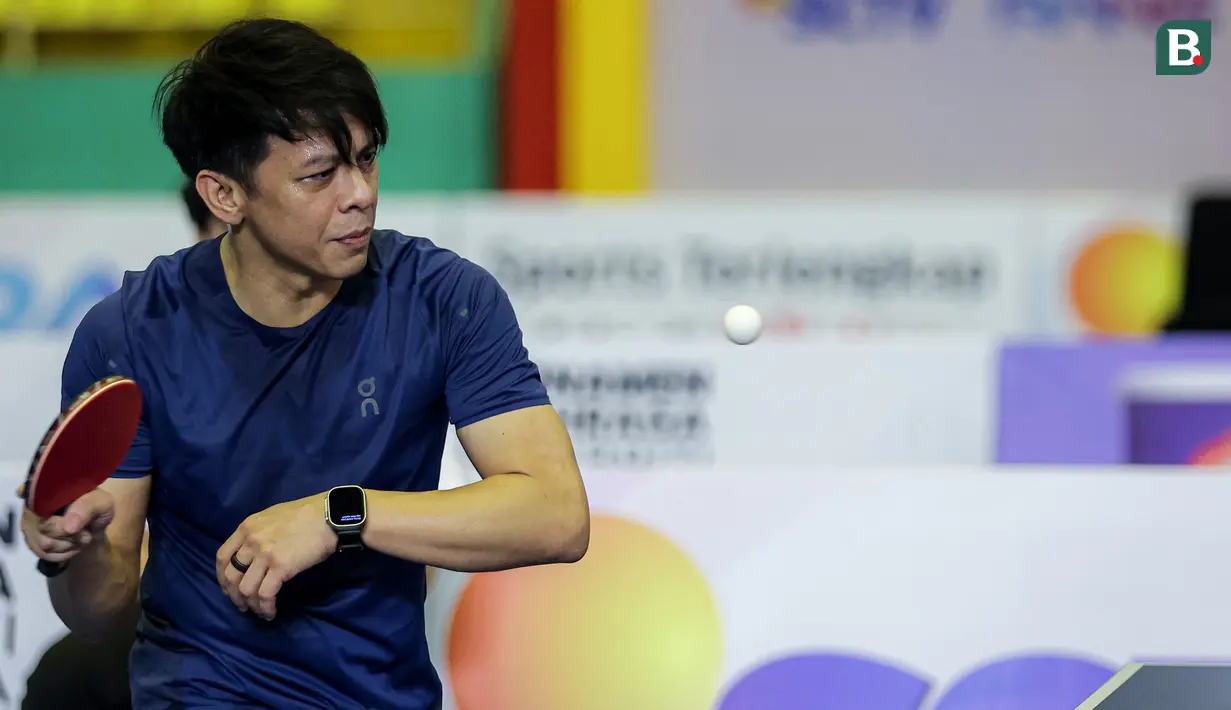 Ariel Noah yang berpasangan dengan Raffi Ahmad mengembalikan bola ke arah lawannya, pasangan Desta/Gading Marten pada laga ganda putra Turnamen Olahraga Selebriti Indonesia (TOSI) season 2 di GOR POPKI Cibubur, Jakarta Timur, Sabtu (13/01/2024). Raffi Ahmad/Ariel Noah menang 3-1 (21-10, 21-14, 17-21 dan 21-13). (Bola.com/Bagaskara Lazuardi)