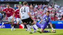 Kiper Manchester United (MU), Radek Vitek (kanan), saat laga uji coba melawan Rosenborg di Lerkendal Stadium, Trondheim, Norwegia, 15 Juli 2024. (Ole Martin Wold / NTB / AFP)