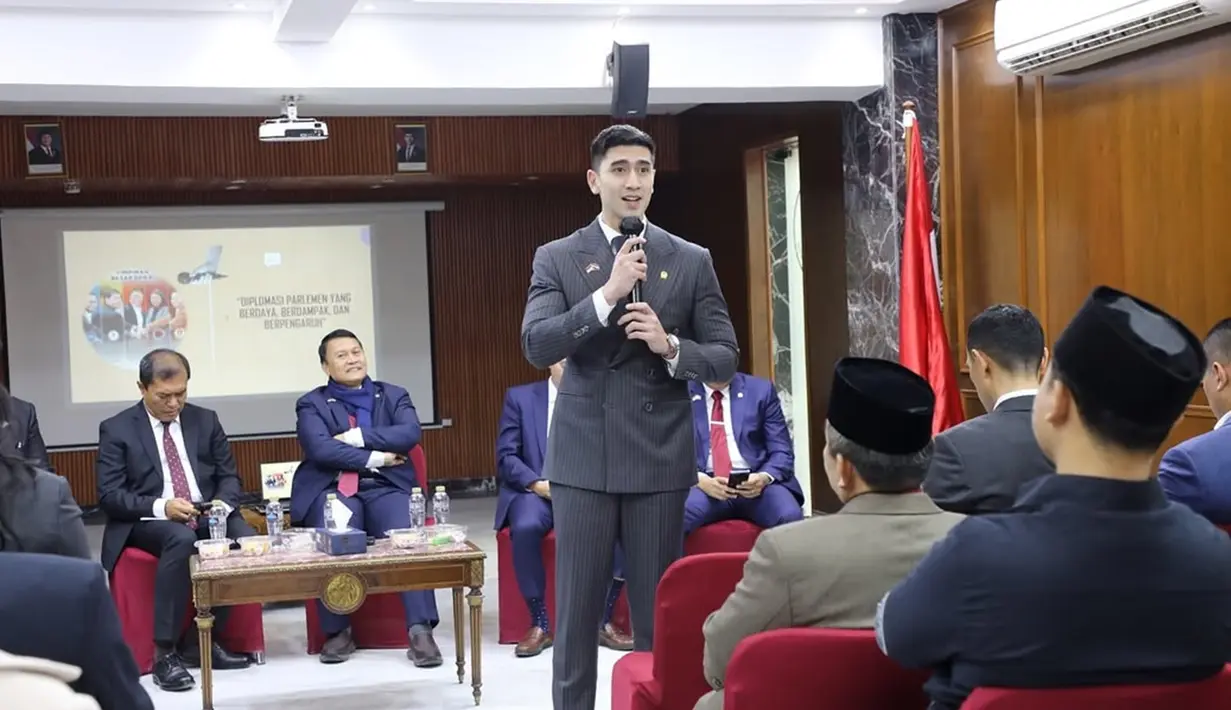 Dalam keterangan unggahan, Verrell mengungkapkan bahwa fokus pertemuan itu ada di peningkatan keamanan, akses kesehatan, dan pendidikan untuk WNI di luar negeri. Anggota DPR RI dari Fraksi PAN itu pun berharap agar pertemuan itu memperkuat hubungan Indonesia-Mesir. (Liputan6.com/IG/@bramastavrl)