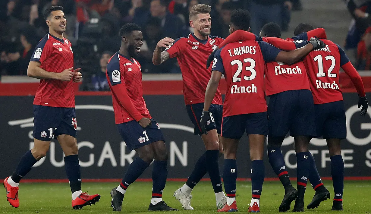 Para pemain Lille merayakan gol ke gawang  Paris Saint-Germain (PSG) pada laga Liga Prancis di  Stade Pierre Mauroy, Minggu (14/4). PSG takluk 1-5 dari Lille. (AP/Christophe Ena)