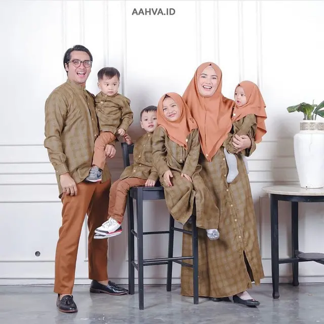 7 Potret Ricky Harun dan Herfiza Tampil dengan Baju Couple, Serasi Banget