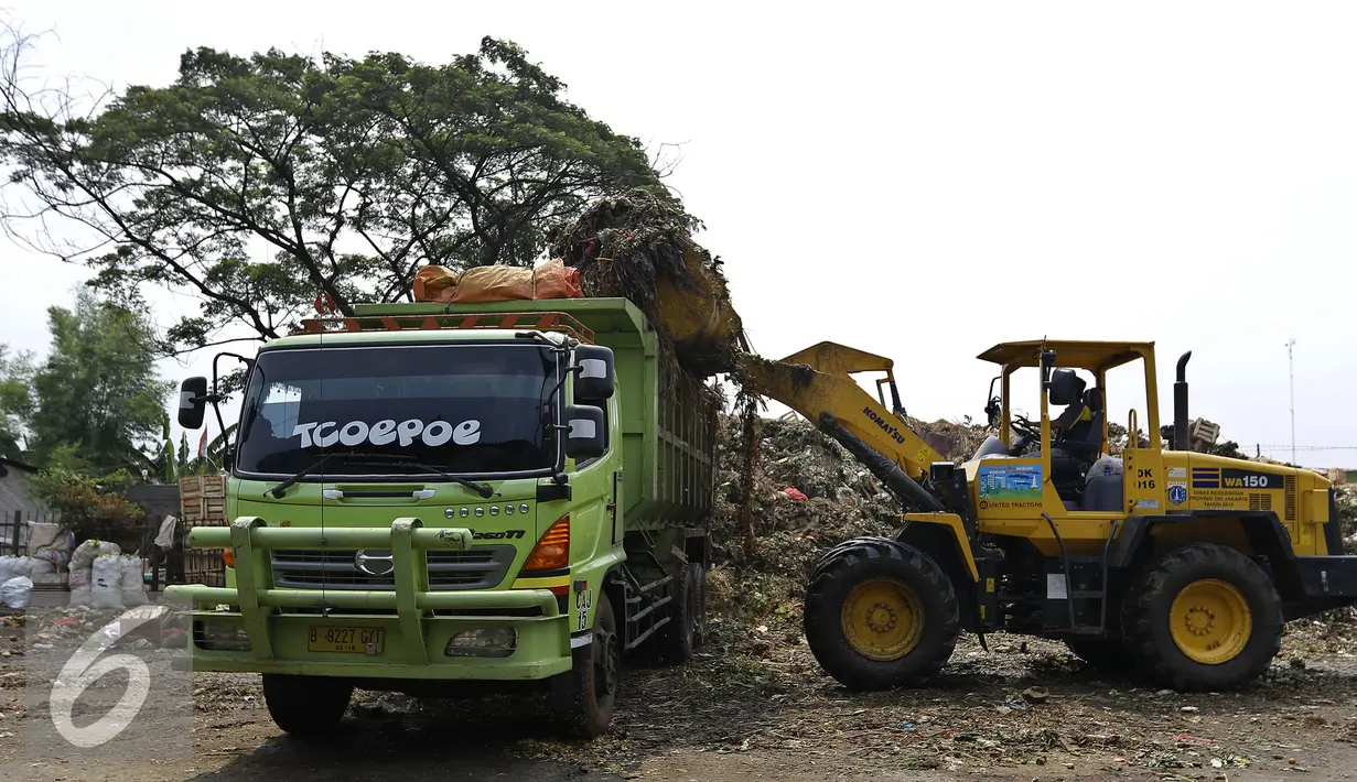 Kendaraan pegeruk sampah diturunkan untuk memindahkan tumpukan sampah dari tempat penampungan sampah di Pasar Induk Kramat Jati, Jakarta, Kamis (5/11/2015). Dalam sehari Pasar Induk dapat menghasilkan 190 ton sampah. (Liputan6.com/Yoppy Renato)