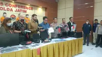 Polisi menangkap komplotan pembuat website palsu paypal. (Dian Kurniawan/Liputan6.com)