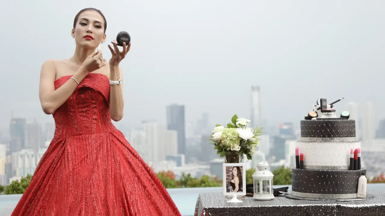 [Bintang] Tampil Seksi, Puput Carolina Adakan Brand Launching Besar-besaran
