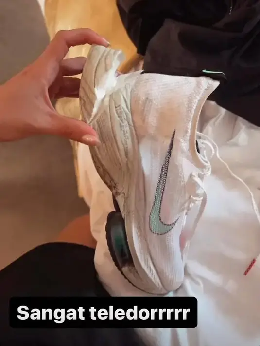 Tidak hanya ada drama hingga dibuat panik oleh Gita Jani, tapi juga Nia baru menyadari sepatu yang digunakan jebol selesai marathon. [Instagram/ramadhaniabakrie]
