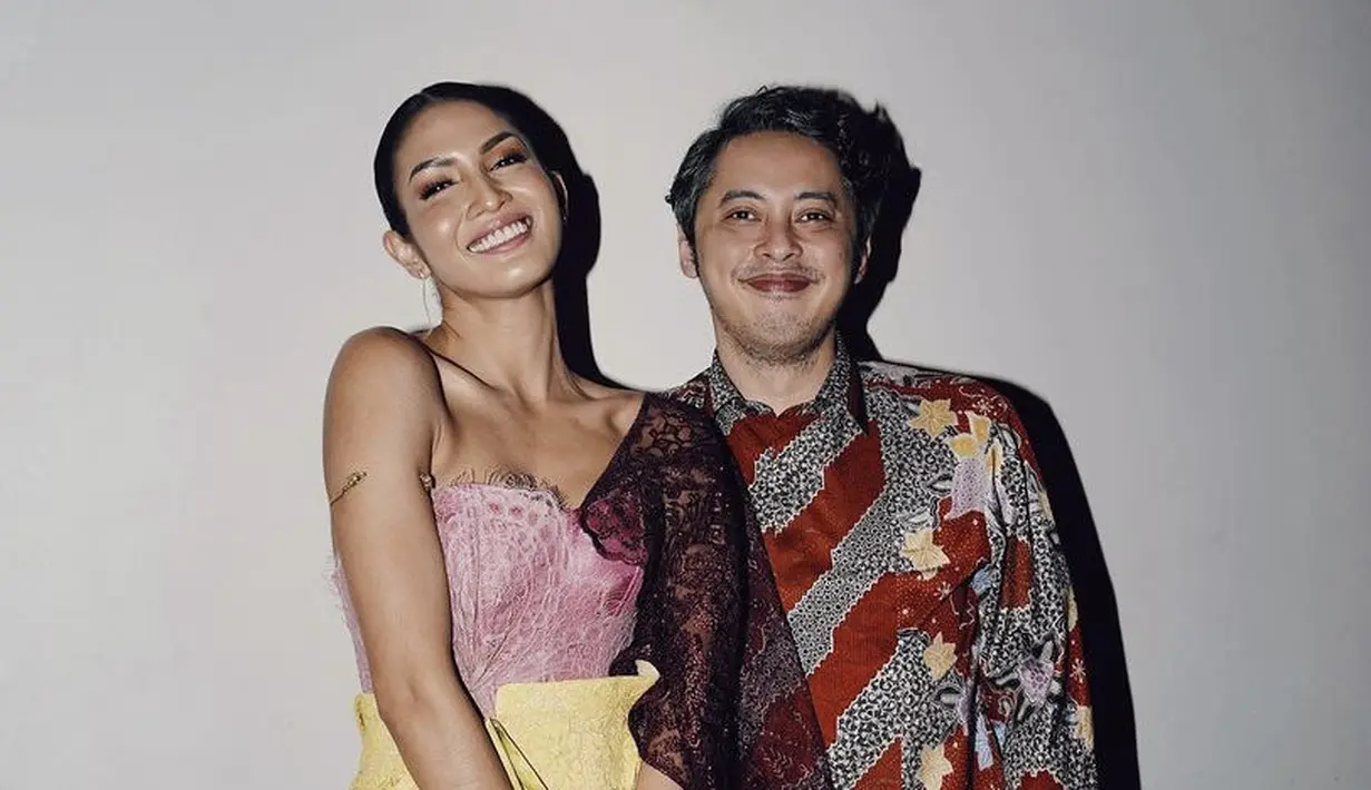 Ia juga tampil anggun mengenakan kebaya modern model korset warna pink brokat dipadukan obi kuningnya. Sedangkan sang calon suami tampil dengan batik merahnya. @owliasarah