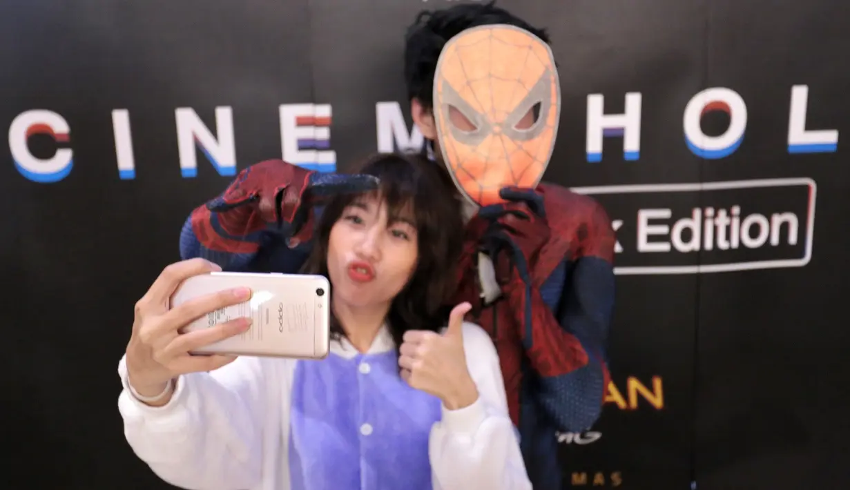 "Premier kemarin juga datang. Sangat antusias dengan acara seperti ini. Terimakasih Oppo dan Liputan6.com sudah bikin acara ini," kata Gigi pada Minggu (9/7). (Adrian Putra/Bintang.com)