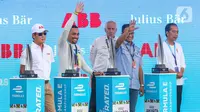 Presiden Joko Widodo atau Jokowi (kanan) bersama Gubernur DKI Jakarta Anies Baswedan (kedua kanan) dan Ketua Pelaksana Jakarta E-Prix Ahmad Sahroni berada di atas panggung saat penyerahan piala Formula E di Jakarta International E-Prix Circuit (JIEC), Jakarta, Sabtu (4/6/2022). Andalan Jaguar TCS Racing Mitch Evans memenangkan ajang balap Formula E Jakarta e-Prix 2022. (Liputan6.com/Herman Zakharia)