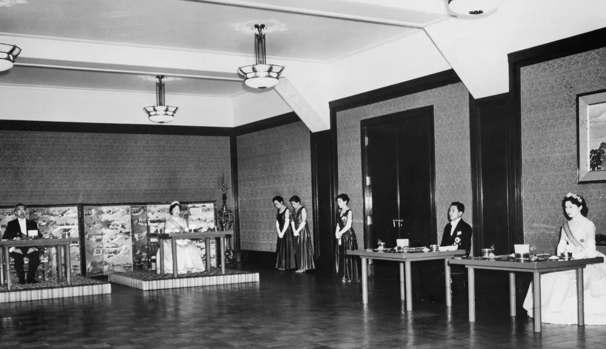 Kaisar Jepang Hirohito (kiri) dan Permaisuri KoJun (kedua kiri) bersama Putra Mahkota Jepang Akihito (kedua kanan) dan istrinya Michiko Shoda (kanan) menyantap makanan pada tahun 1950-an. (AFP Photo)