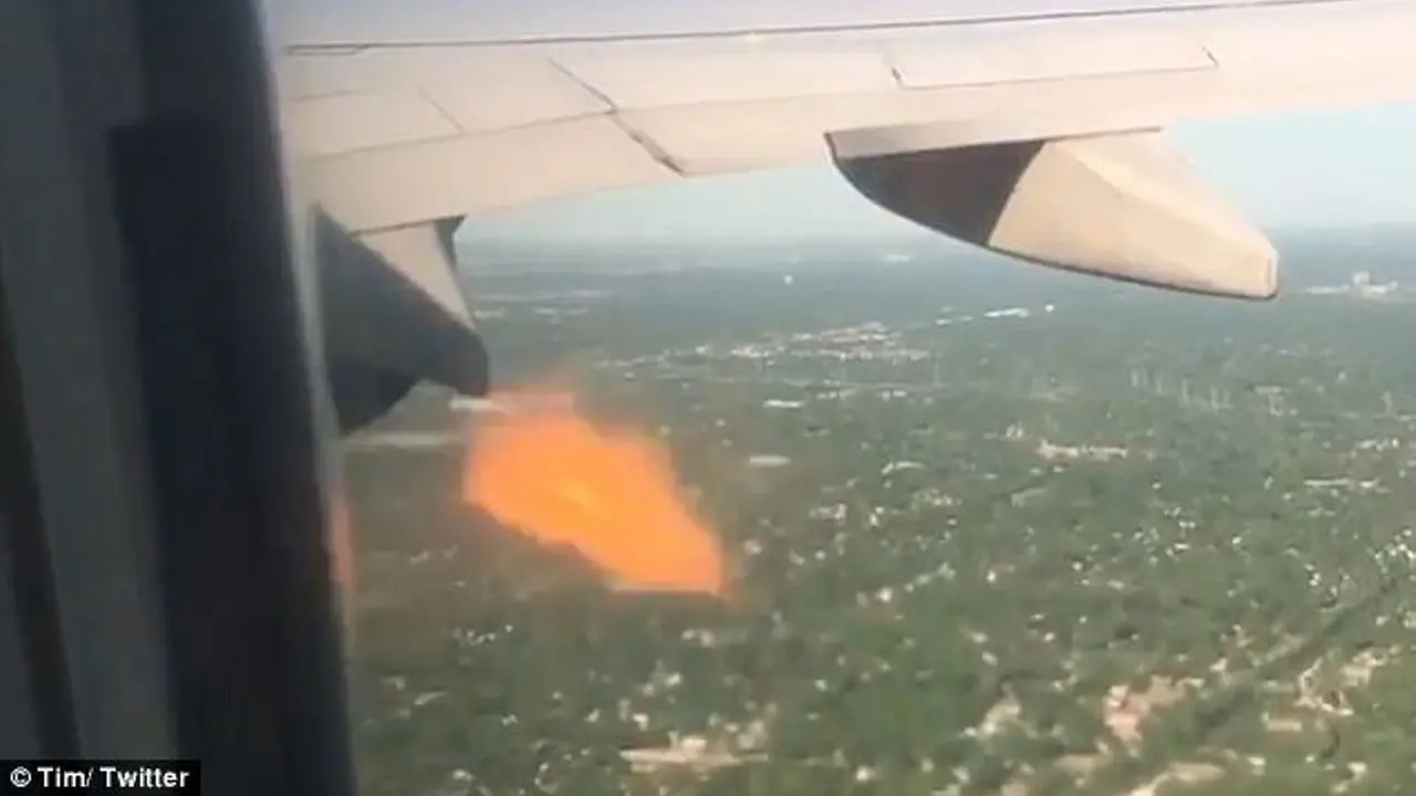 Mesin pesawat United Airlines yang terbakar setelah ada burung masuk ke dalamnya. (Twitter/Tim)