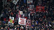 Tanpa kawalan sejumlah pemain inti, Setan Merah berhasil meredam tekanan Newcastle United. Tampak dalam foto, para penggemar United mengibarkan bendera menjelang dimulainya pertandingan sepak bola Liga Premier Inggris antara Manchester United dan Newcastle United di di Stadion Old Trafford, pada 26 Desember 2025 waktu setempat atau Sabtu (27/12/2025) dini hari WIB. (Darren Staples/AFP)