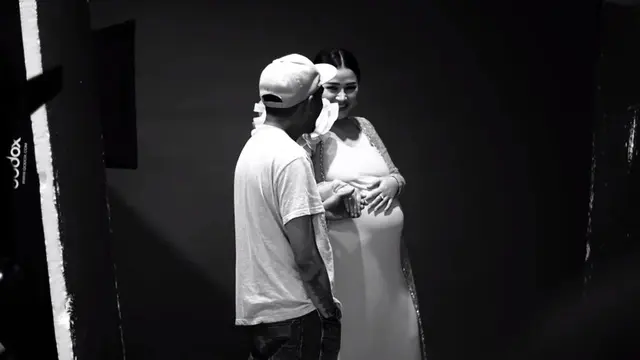 7 Momen Kenangan Maternity Shoot Mutia Ayu dan Glenn Fredly yang Penuh Keceriaan