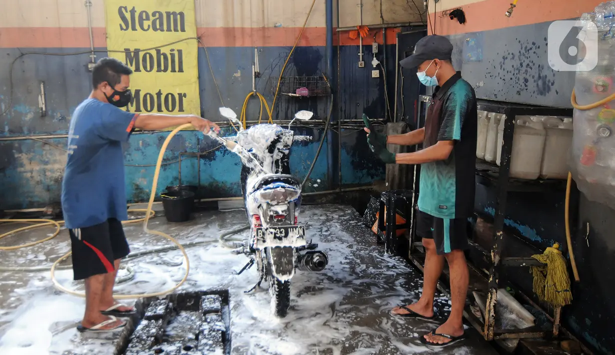 Karyawan penyandang tunarungu bekerja di Deaf Cafe and Car Wash di kawasan Cinere, Depok, Jawa Barat, Senin (27/9/2021). Seluruh karyawan di tempat ini melayani pelanggannya dengan bahasa isyarat yang bertujuan memberdayakan para penyandang tunarungu. (merdeka.com/Arie Basuki)