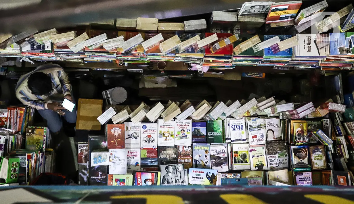 Pedagang buku menunggu pembeli di Blok M Square, Jakarta, Jumat (17/7/2020). Pedagang mengaku pandemi COVID-19 berpengaruh pada penjualan buku tahun ajaran baru 2020 yang mengalami penurunan hingga 50 persen. (Liputan6.com/Faizal Fanani)