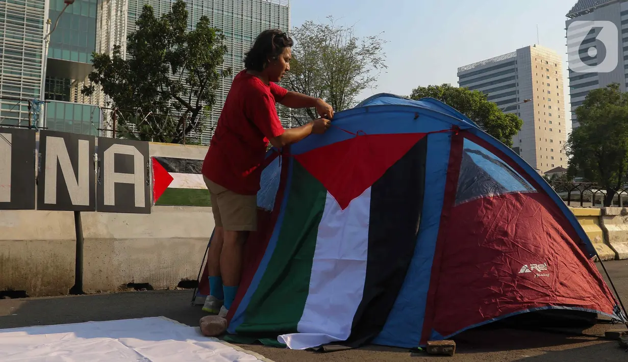 Sejumlah orang yang tergabung dalam Koalisi Musisi untuk Gaza melakukan aksi mendirikan tenda di depan Kedutaan Besar Amerika Serikat, Jakarta, Jumat (10/5/2024). (Liputan6.com/Herman Zakharia)