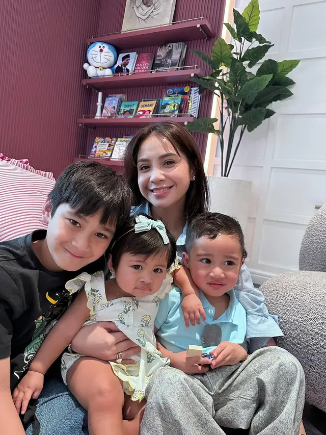 Nagita Slavina Bersama Rafathar, Rayyanza, dan Ranayma (foto: Instagram/raffinagita1717)