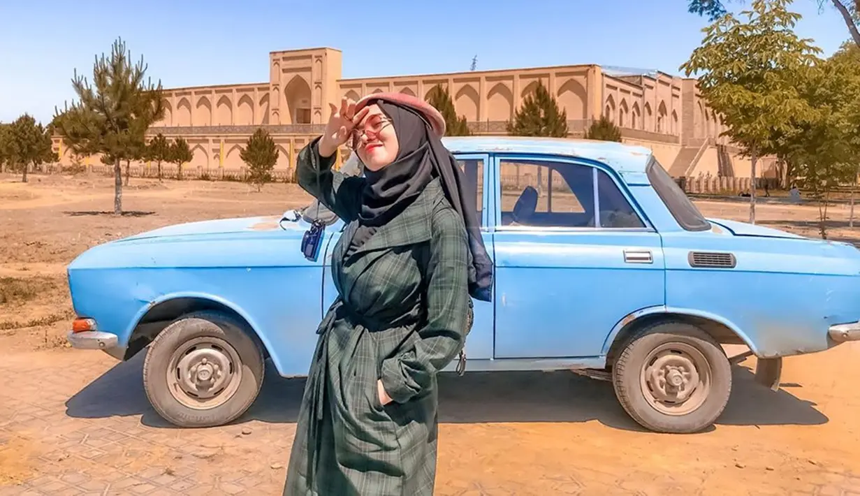 Wanita kelahiran 25 April 1996 ini kerap berpenampilan kasual di berbagai kesempatan. Bahkan, gaya OOTD Sohwa Halilintar ini terlihat sederhana dengan menambahkan kacamata serta topi baret berwarna pink. (Liputan6.com/IG/@sohwahalilintar)