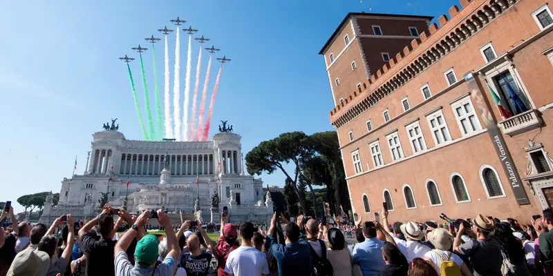 Atraksi Mengagumkan Tim Aerobatik Frecce Tricolori di Hari Republik Italia