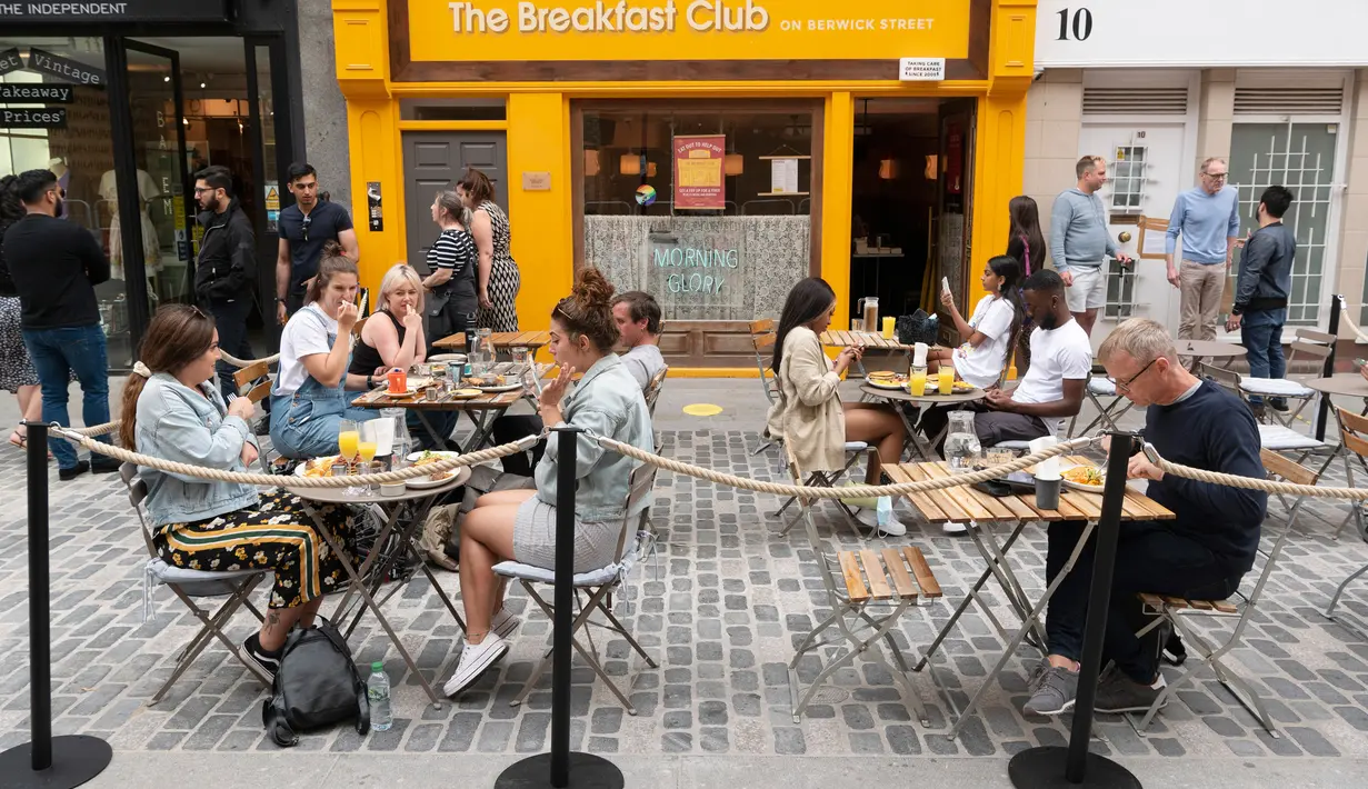 Orang-orang bersantap di area terbuka sebuah restoran di London, Inggris, 4 Agustus 2020. Pemerintah Inggris pada Senin (3/8) meluncurkan program diskon untuk mendorong sektor perhotelan dan restoran yang terdampak parah oleh virus corona covid-19. (Xinhua/Ray Tang)