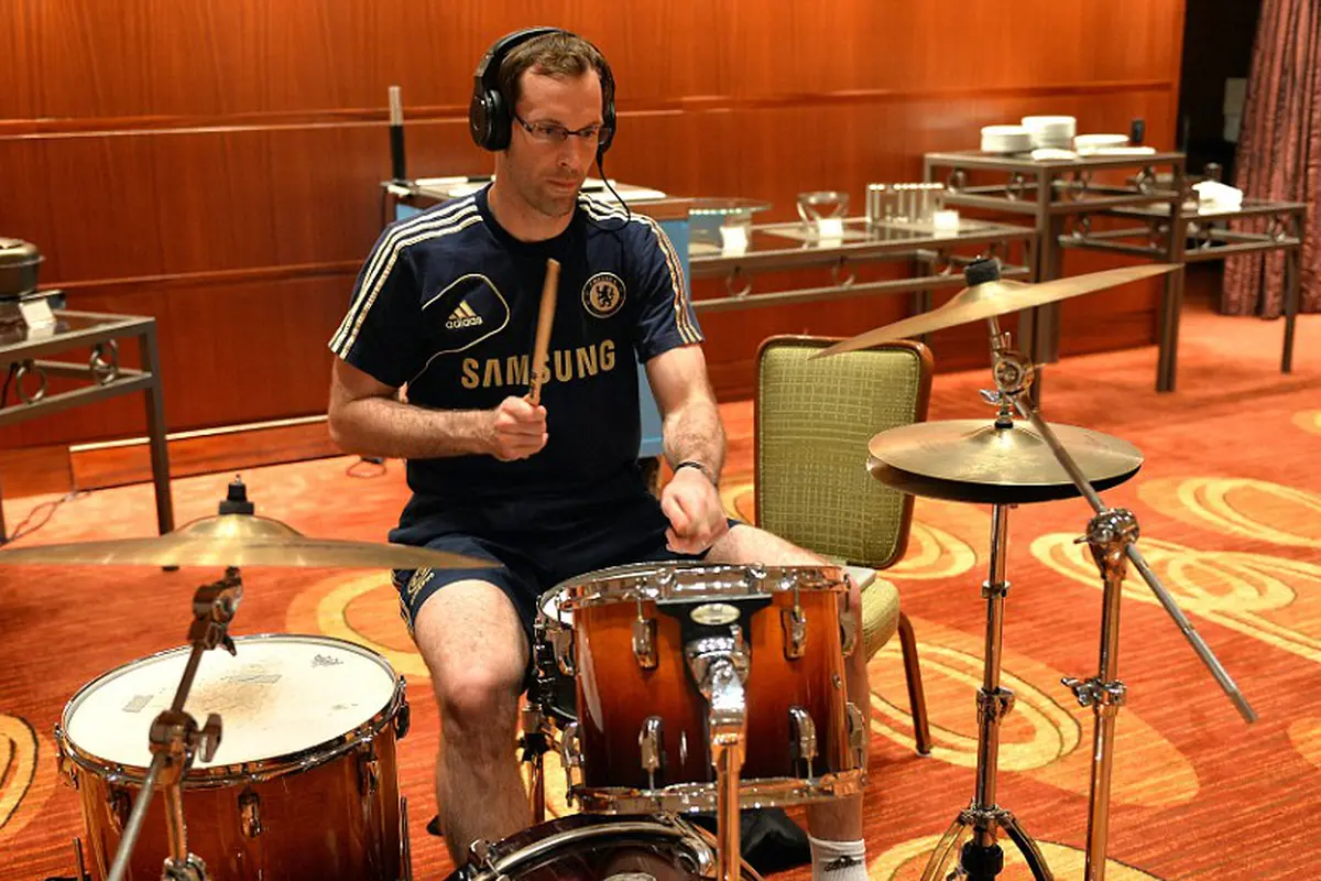 Aksi Memukau Petr Cech Saat Memainkan Drum