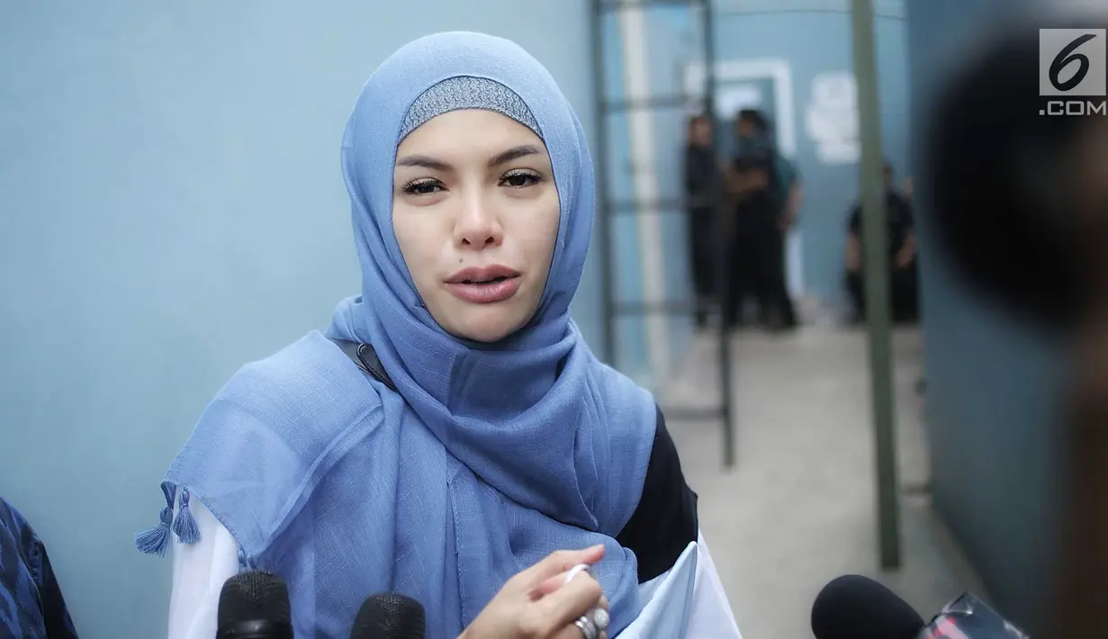 Artis Nikita Mirzani memberikan keterangan kepada awak media di kawasan Tandean, Jakarta, Rabu (17/7). Perubahan Dipo Latief, kata Nikita, dikarenakan lingkungan. Dia menuding orang-orang di sekitar Dipo punya pengaruh buruk. (Liputan6.com/Faizal Fanani)